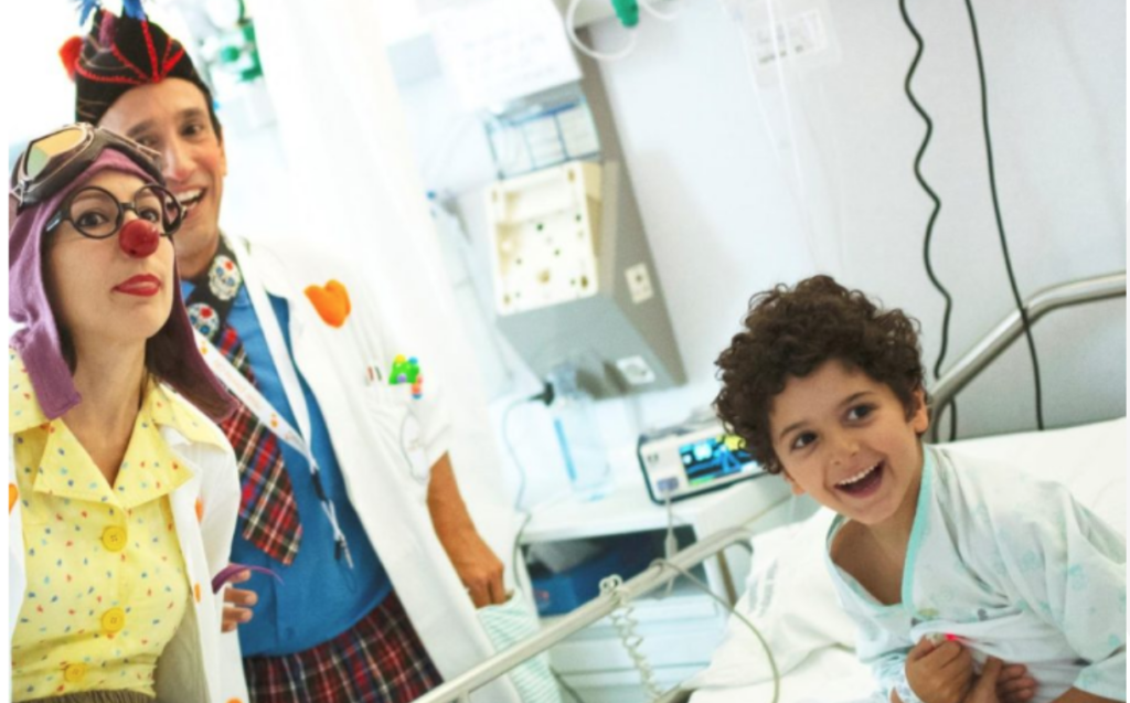 Mostrar como un testamento solidario   ayuda a cumplir la misión de Fundación Theodora: alegrar la estancia de los menores hospitalizados.