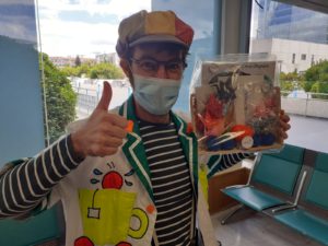 doctor-sonrisa-fundacion-theodora doctor-T-entrega-regalitos-en-la-Paz