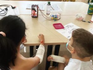 VIVIR-fundacion-theodora niños hospitalizados reciben la visita del Doctor Sonrisa