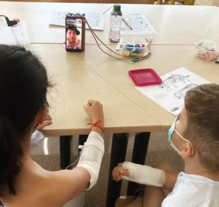 niños hospitalizados reciben la visita del Doctor Sonrisa